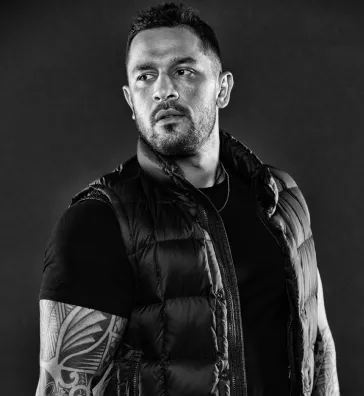 meet-artist-with-bg-three